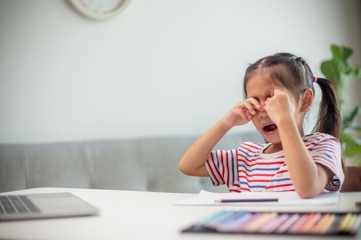 cara mendidik anak pemalu, strategi disiplin anak slow to burn, anak lambat beradaptasi, anak takut salah, tips parenting anak sensitif, pendekatan lembut dalam pengasuhan, pola asuh empatik, mendampingi anak slow to warm.